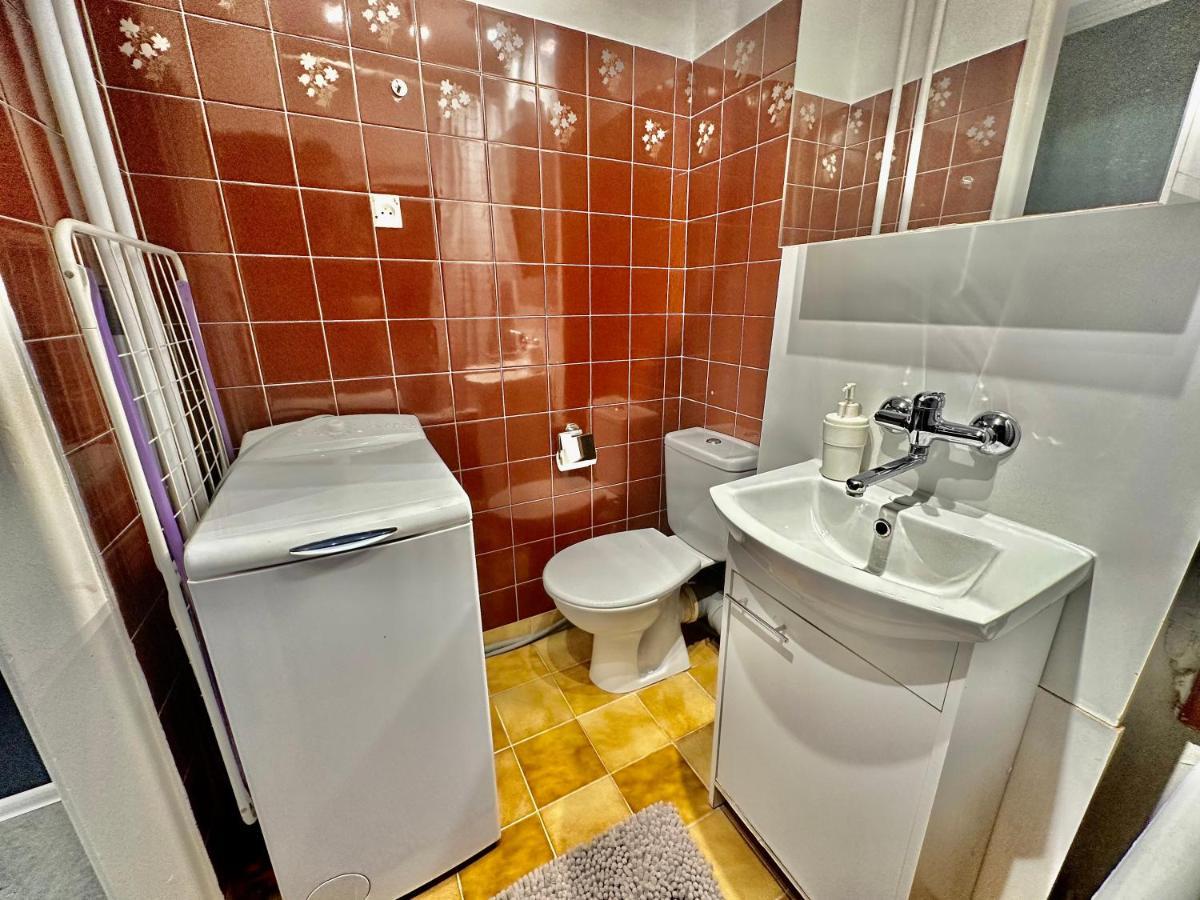 Apartment White 2 Metro Wifi 600 Mbs 75'tv Netflix, Disney+ Hbo Warschau